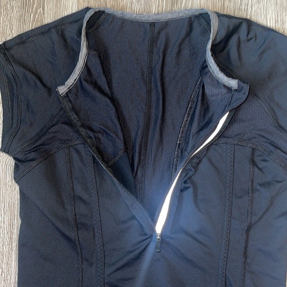 Lululemon Cycling Shirt black lined in gray has three back pockets quarter zip - Picture 2 of 11